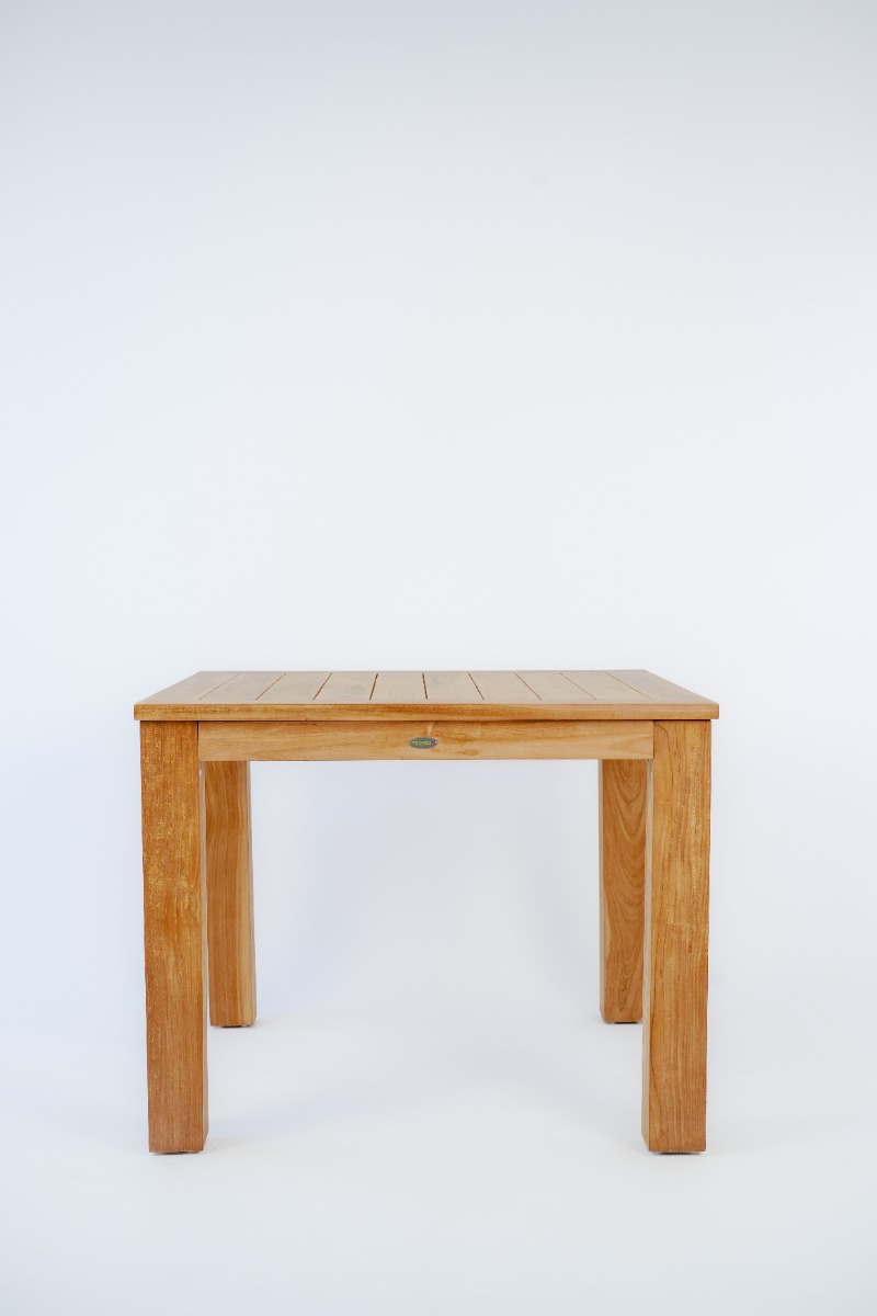 Moderne teakhouten tuinset met twee stapelbare Pile stoelen aan een vierkante, vaste tuintafel, stijlvol opgesteld op een terras. - view 3