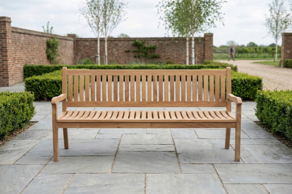 Beaufort teak tuinbank geplaatst in tuin of op terras als ruime zitbank voor buiten - view 3
