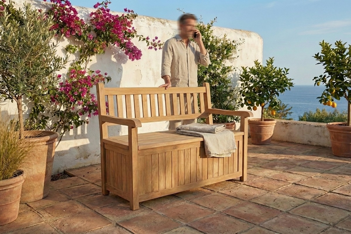 Teakhouten opbergbank 100cm met klep en lattenstructuur op een zonnig mediterraan terras met bloemen. - view 4