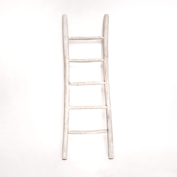 Een witte teakhouten decoratieladder, 150 cm hoog, 50 cm breed en 5 cm diep. Deze ladder heeft meerdere sporten met gelijke tussenafstanden en staat licht achterover geleund voor stabiliteit. Het teakhout is afgewerkt met een witte verf, die een frisse en - alternate view