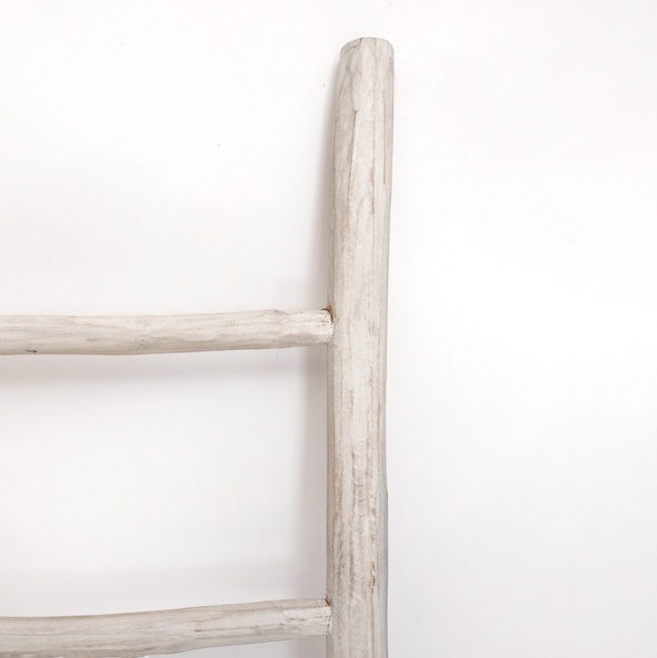 Een witte teakhouten decoratieladder, 150 cm hoog, 50 cm breed en 5 cm diep. Deze ladder heeft meerdere sporten met gelijke tussenafstanden en staat licht achterover geleund voor stabiliteit. Het teakhout is afgewerkt met een witte verf, die een frisse en - view 3