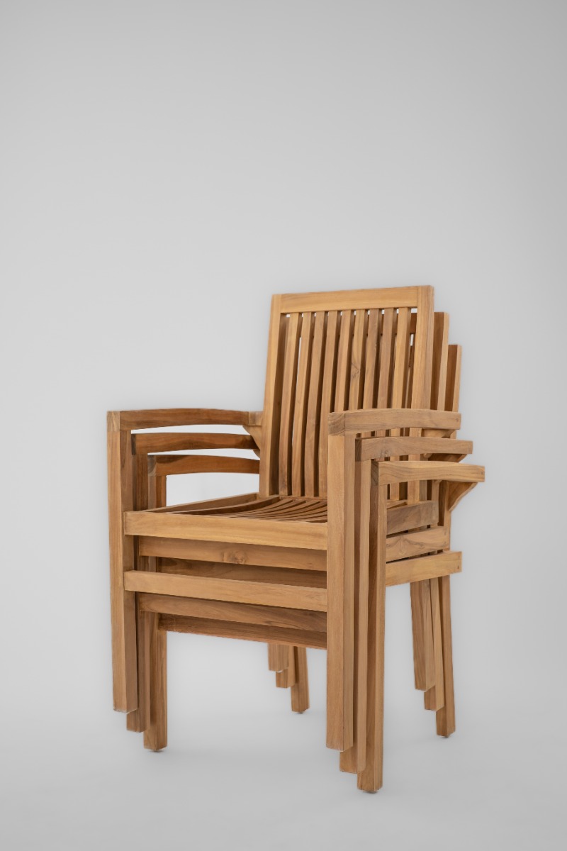 Set van vier gestapelde teak houten tuinstoelen met armleuning in een sfeervolle Nederlandse tuin met hortensia's en rozen, VT Wonen stijl terras. - view 4