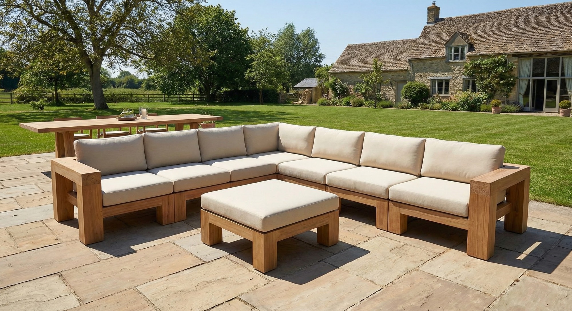 Teakea Bromo massief houten loungeset van teak in een sfeervolle Nederlandse tuin met modulaire hoekopstelling en Vanilla kussens. - view 3