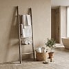 vergrijsde teak handdoekladder 175 cm in moderne badkamer met handdoek