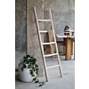 Teakhouten decoratieladder White Oiled van 175 cm tegen witte muur in woonkamer
