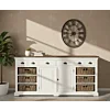 Breed wit landelijk dressoir Napoli met teakhouten blad, zes laden met schelphandgrepen en zes rieten manden.