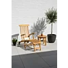 Teakhouten deckchair met voetensteun en bijzettafel op modern terras voor luxe tuinontspanning.