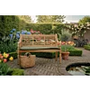 Klassieke houten tuinbank van onbehandeld teakhout met X-frame rugleuning en groen kussen in een bloemrijke landschapstuin.