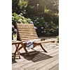 Rilex Houten ligstoel van massief teakhout met lattenstructuur op een zonnig houten terras in een bloemrijke tuin.