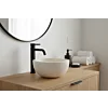 Wit marmeren waskommetje 20 cm rond x 12 cm hoog op eikenhouten meubel met mat zwarte opbouw kraan.