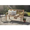 Deze elegante houten tuinbank creëert een rustieke en uitnodigende zithoek, perfect voor een ontspannen middag in de zon. Het tijdloze design met verfijnde details combineert moeiteloos natuurlijke warmte met een luxe, landelijke uitstraling.