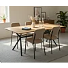 Rechthoekige eikenhouten eettafel met zwart metalen kruispoot en beige gestoffeerde eetkamerstoelen in modern interieur.
