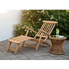 Klassieke teakhouten deckchair met zilverkleurig RVS beslag op een stenen terras, inclusief voetensteun en naast een rotan bijzettafel