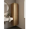 Houten kolomkast van eikenhout met greeploos design in een moderne badkamer naast witte wasbak.