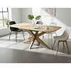 Ovale eikenhouten eettafel met houten spider-poot in een minimalistisch Scandinavisch interieur.