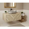 Eiken badkamermeubel met visgraat front, riviersteen waskom en gouden barok spiegel in beige badkamer setting.