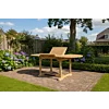 Ovale uitschuifbare teakhouten tuintafel 120-180 cm op een klinkerterras bij bloeiende hortensia's.