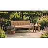 Deze sfeervolle setting straalt rust en tijdloze elegantie uit, perfect voor een ontspannen middag in een weelderige achtertuin. De combinatie van het warme teakhout en de natuurlijke omgeving maakt dit de ideale inspiratie voor een hoogwaardige, landelij