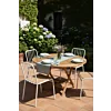 Ronde houten tuintafel van teakhout met witte metalen stoelen en houten zitting op een zonnig terras met hortensia's.