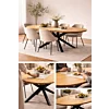 Deze veelzijdige ovale eikenhouten tafel vormt het hart van een modern interieur, waarbij de organische vorm uitnodigt tot lang en gezellig tafelen. Dankzij de keuze tussen een robuust houten of een strak zwart metalen matrix-onderstel past de tafel moeit