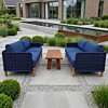 Twee Loungebanken Peize in Steel Navy Blue op modern terras met houten salontafel — buitenkamer voor zes personen