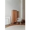 Crotone Opbergkast 55 x 40 x 180 cm (rechtsdraaiend) van massief acaciahout met golvend patroon en push-to-open systeem. Scandinavisch design