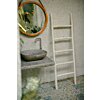 Een witte teakhouten decoratieladder, 175 cm hoog, 50 cm breed en 5 cm diep. Deze ladder heeft meerdere sporten met gelijke tussenafstanden en staat licht achterover geleund voor stabiliteit. Het teakhout is afgewerkt met een witte verf, die een frisse en