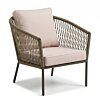 Olea loungefauteuil vooraanzicht met handgevlochten olijfgroen touw, slank aluminium frame en royale poederroze zit- en rugkussen