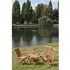Gezellige teakhouten tuinset voor vier personen, bestaande uit vier vouwstoelen en een ruime, rechthoekige klaptafel, opgesteld op een terras in de tuin.