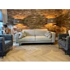 Teak 3d hout wandpanelen in een woonkamer met indirect licht