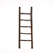 Rustiek bruine teakhouten decoratieladder, met een hoogte van 150 cm, een breedte van 50 cm en een diepte van 5 cm. De ladder heeft verschillende sporten met regelmatige tussenruimten, en is licht naar achteren hellend voor stabiliteit. Het teakhout heeft