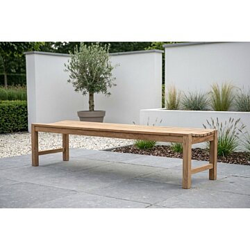 Slater teak tennisbank gebruikt als tafelbank in tuin of bij een tuintafel
