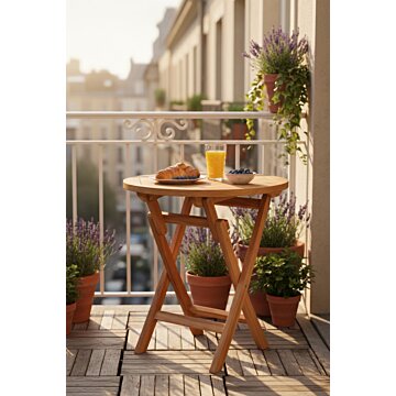 Ronde inklapbare teakhouten tuintafel van 70 cm met massief FSC teak en RVS beslag op balkon en productfoto vrijstaand