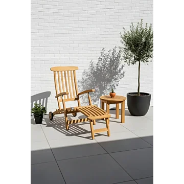 Teakhouten deckchair met voetensteun en bijzettafel op modern terras voor luxe tuinontspanning.