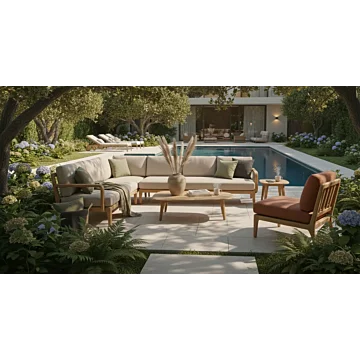 Modulaire houten loungehoek van teakhout met beige kussens en houten salontafel in een luxe tuin met zwembad.