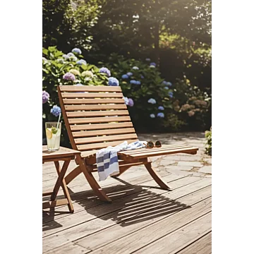 Rilex Houten ligstoel van massief teakhout met lattenstructuur op een zonnig houten terras in een bloemrijke tuin.