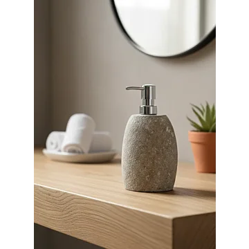 Natuurstenen zeepdispenser met rvs pomp op eikenhouten badkamermeubel in een minimalistische, moderne badkamer setting.