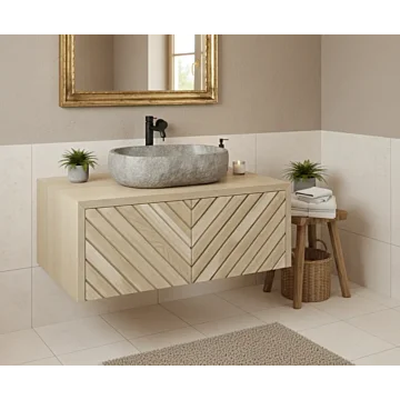 Eiken badkamermeubel met visgraat front, riviersteen waskom en gouden barok spiegel in beige badkamer setting.