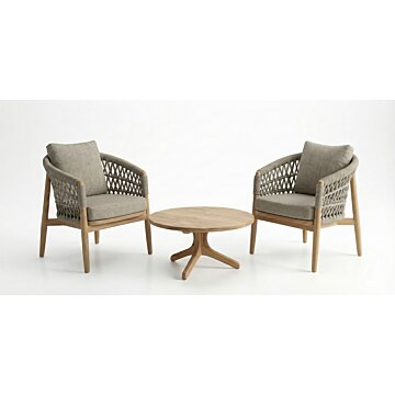 driedelige teakhouten tuinset, bestaande uit twee loungestoelen met een open, grijs gemêleerd rope vlechtwerk en grijze kussens, plus een bijpassende ronde houten salontafel, tegen een neutrale witte achtergrond
