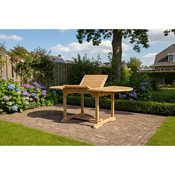Ovale uitschuifbare teakhouten tuintafel 120-180 cm op een klinkerterras bij bloeiende hortensia's.