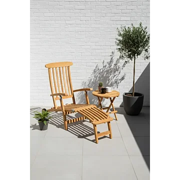 Verstelbare teakhouten deckchair met voetensteun naast inklapbare houten bijzettafel op zonnig terras met olijfboom.