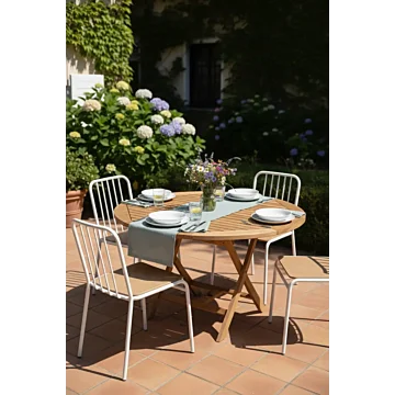 Ronde houten tuintafel van teakhout met witte metalen stoelen en houten zitting op een zonnig terras met hortensia's.