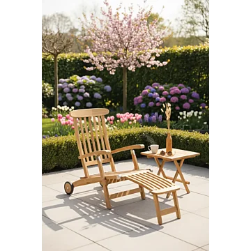 Teakea teak deckchair met voetensteun en inklapbaar houten tuintafeltje op een zonnig terras met tulpen en hortensia's, vtwonen tuinontwerp.