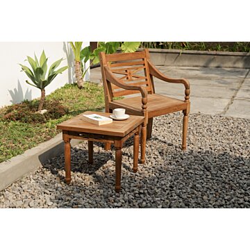 Vierkante Teak Bijzettafel + Massief Teakhout + Gesneden Ornamenten en Gedraaide Poten + Tuin- of Terrasomgeving.