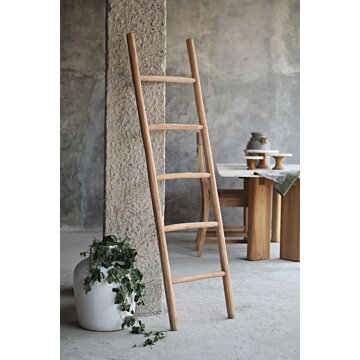 Naturel teak decoratieladder met doek over de spoort, tot 25 kg per spoort belastbaar