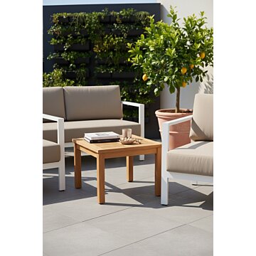 Robuust teakhouten bijzettafeltje voor de tuin, met een afmeting van 60 cm in lengte en breedte en 45 cm in hoogte. Het tafeltje heeft een vierkant bovenblad en is vervaardigd uit duurzaam teakhout met een rijke, natuurlijke bruine kleur en zichtbare hout