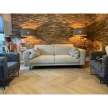 3D Wandpaneel van gerecycled teakhout met natuurlijke kleurnuances en reliëf in een sfeervolle woonkamer.