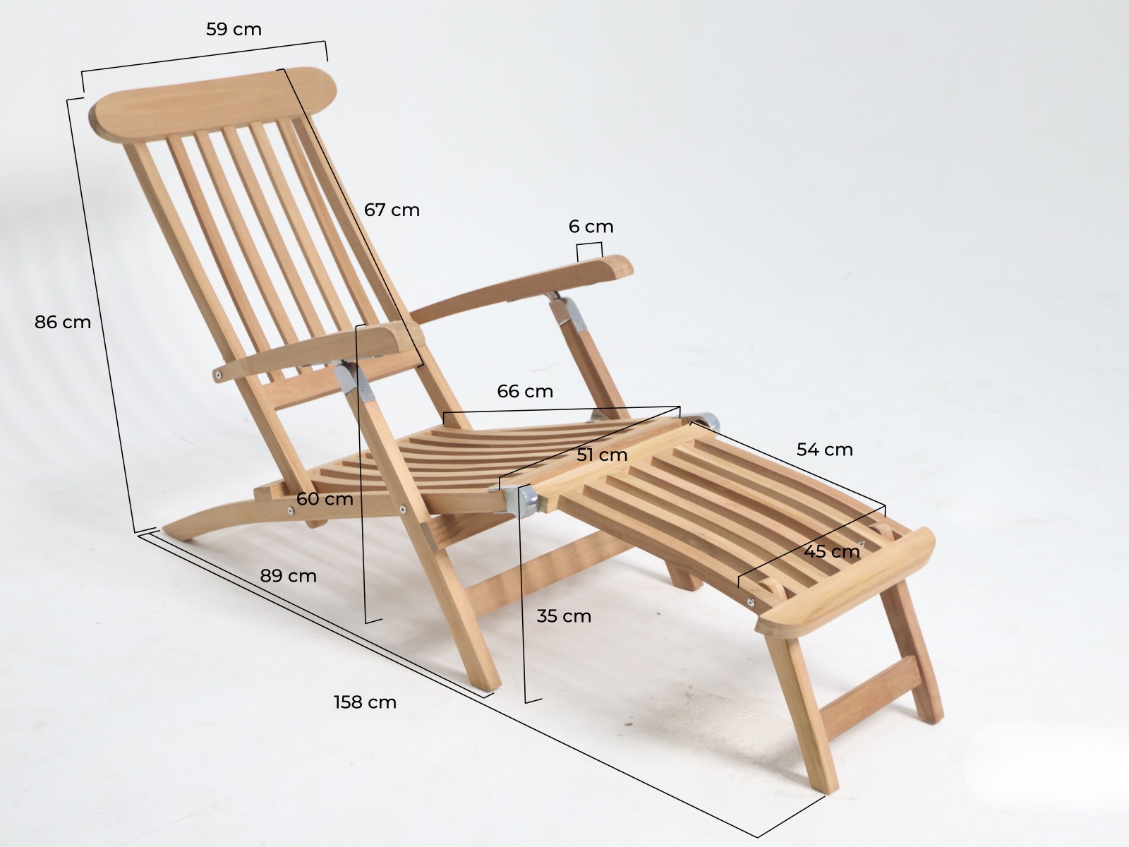 Klassieke teakhouten deckchair met zilverkleurig RVS beslag op een stenen terras, inclusief voetensteun en naast een rotan bijzettafel - view 4
