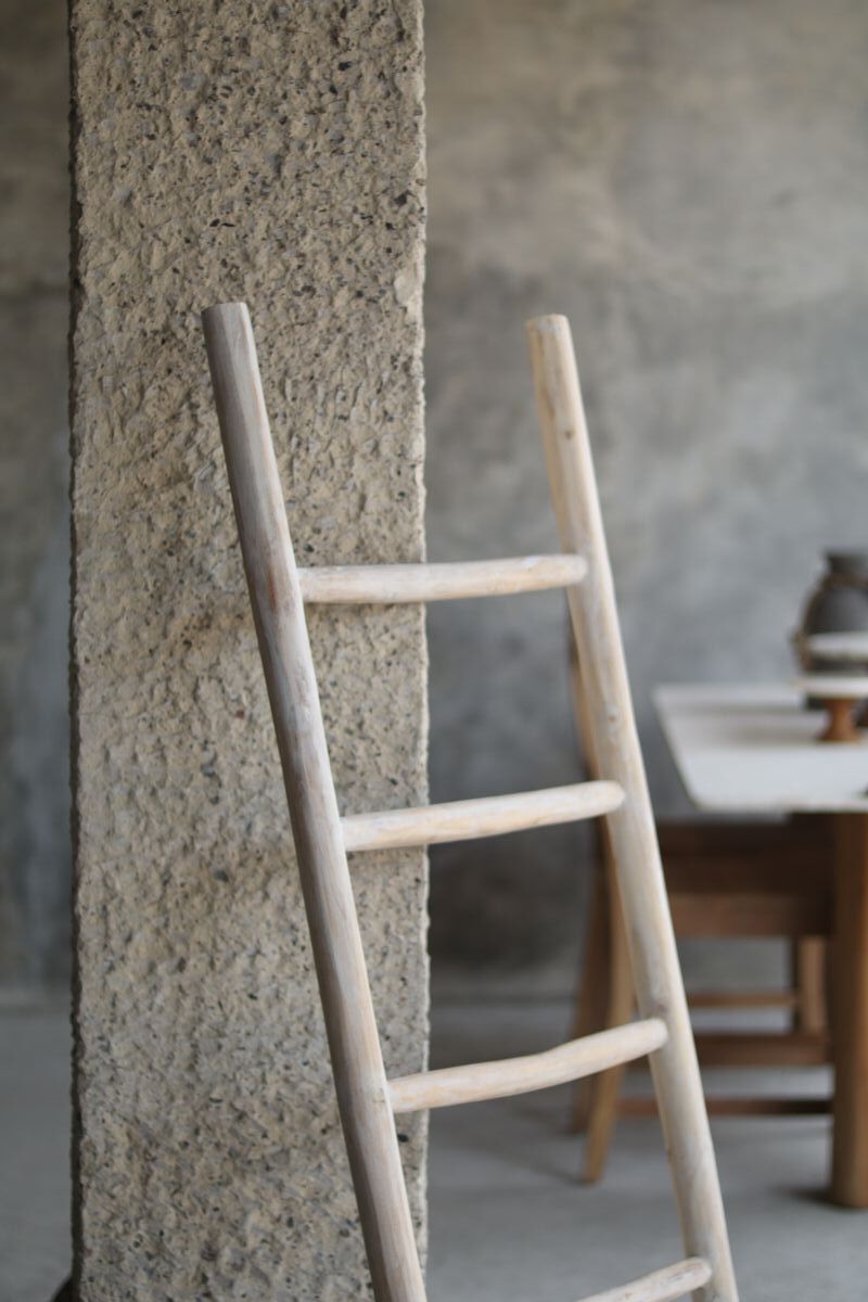 Teakhouten decoratieladder White Oiled van 175 cm tegen witte muur in woonkamer - alternate view