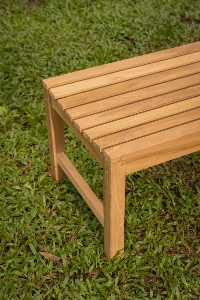 Slater teak tennisbank gebruikt als tafelbank in tuin of bij een tuintafel - view 4